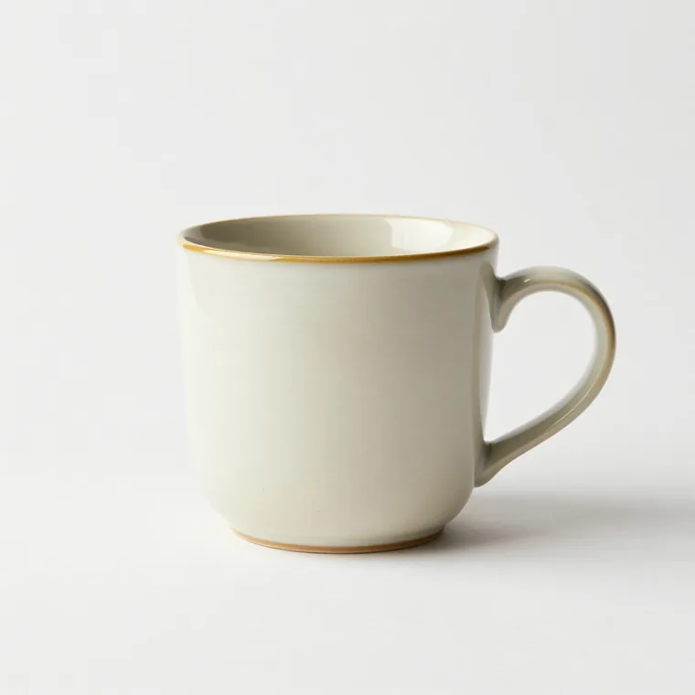 La misma taza fotografiada sobre fondo blanco, centrada e iluminada